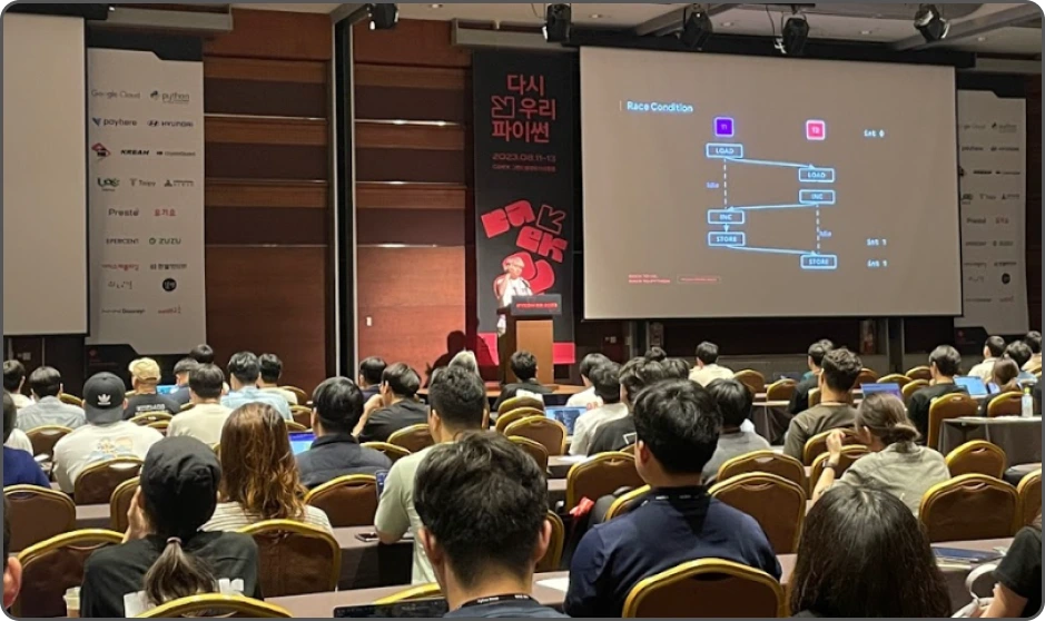 ImageSlide<span style="color:#CDD2D0;">파이썬 컨퍼런스에서 연설중인 강사님</span>