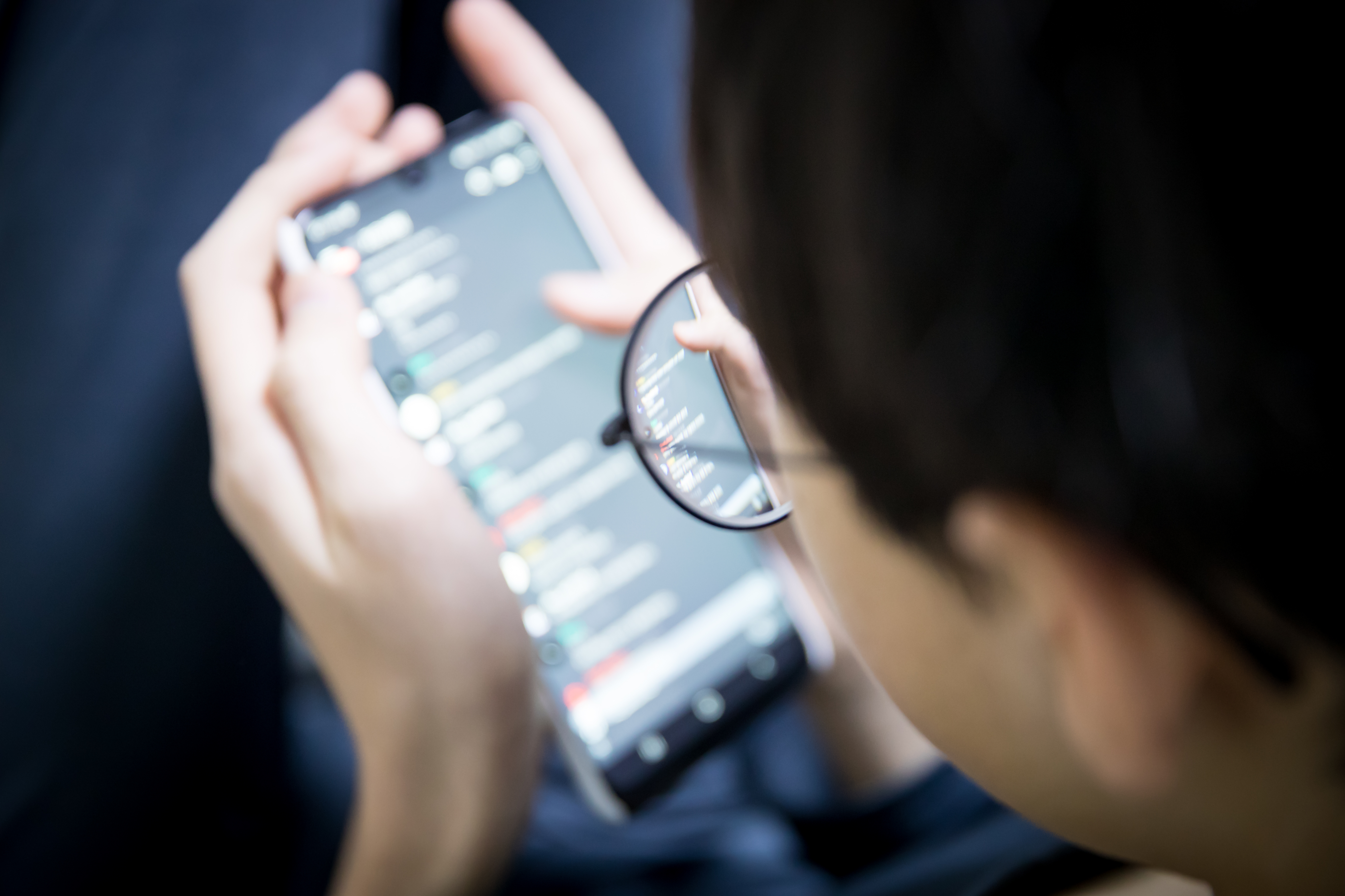 AI 챗봇을 효과적으로 활용하기 위해서는 기본 및 고급 기능을 파악하고, 구체적인 키워드를 사용하며, 문맥을 제공하여 대화를 자연스럽게 유지하는 것이 중요합니다.