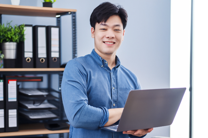 백엔드 개발자는 회원 가입 데이터 저장, 로그인 신원 확인, 강의 데이터 저장 등 서버 측 기능을 담당합니다. 반면, 프론트엔드 개발자는 홈페이지 메뉴, 회원 가입/로그인 UI, 롤링 광고, 내부 콘텐츠, 팝업 등 사용자 인터페이스를 개발합니다.