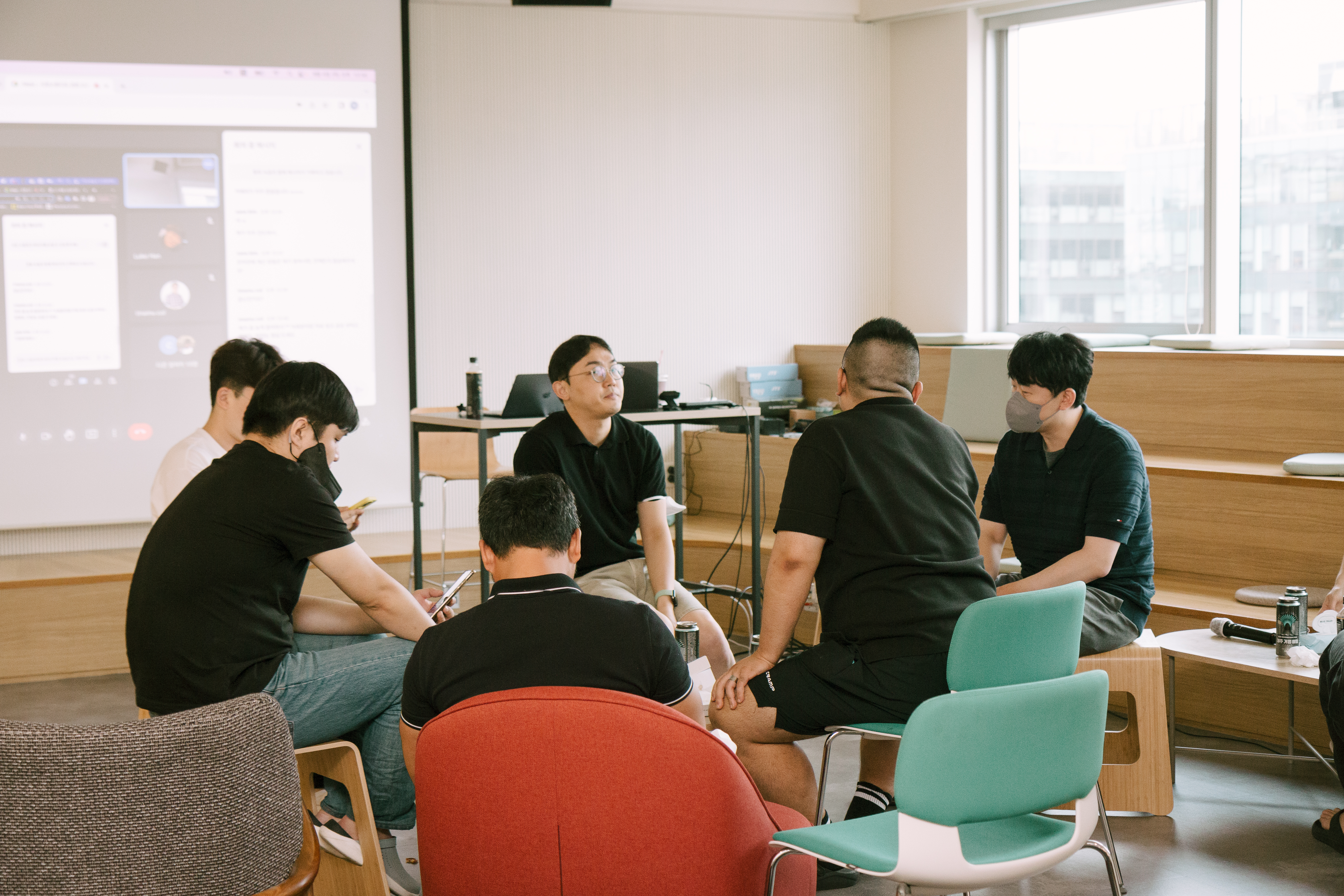 백엔드 개발자로 취업하기 위해 국비 지원 온라인 부트캠프를 통해 필요한 기술을 배우고, 동료들과 협업 프로젝트를 진행하며 실력을 키웠습니다. 다양한 기업 연계 프로젝트와 인턴십을 통해 실무 경험을 쌓고, 결국 원하는 회사에 취업 성공했습니다.