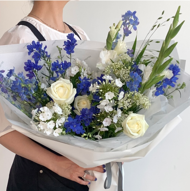 ImageSlide<span style="font-size: 14px; font-weight: 500; color: #9EB800;">  05 싱그러운 </span><br><b> 스파이럴 테크닉 꽃다발 </b>