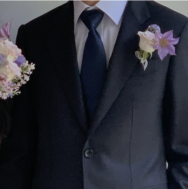 ImageSlide<span style="font-size: 14px; font-weight: 500; color: #9EB800;">  11 신랑과 혼주의 가슴 위 </span><br><b> 부토니에(코사지) </b>