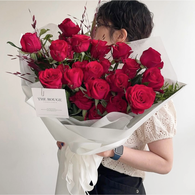ImageSlide<span style="font-size: 14px; font-weight: 500; color: #9EB800;">  15 클래식과 로맨틱의 정수 </span><br><b> 장미 꽃다발 </b>