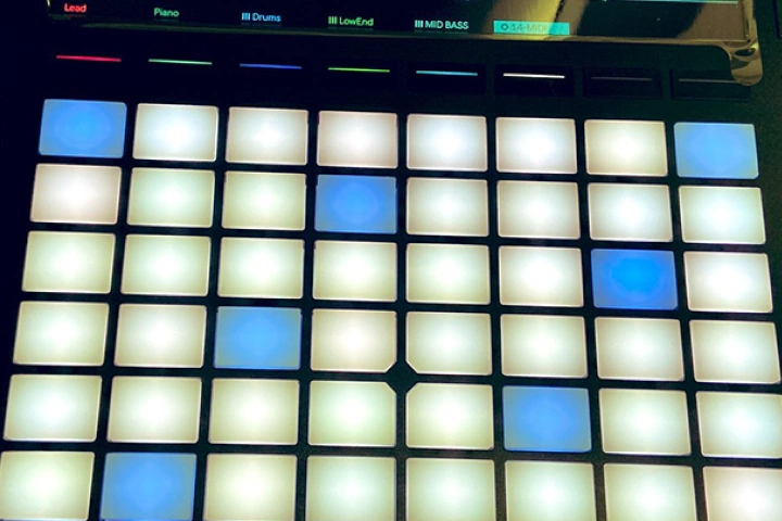 Coloso 音楽プロデューサー Twinfield