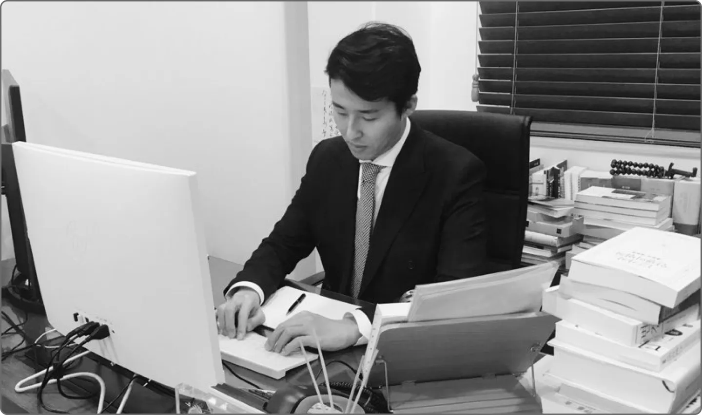 ImageSlide<div style="text-align: center">본업인 <b>변호사 업무</b></div>
