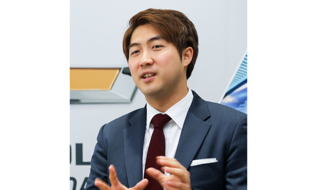 ImageSlide<a href="https://www.fnnews.com/news/201504231714148628" style="color: #FFFFFF;">GM시절 직장인이자 밴드 메인보컬 기사</a>