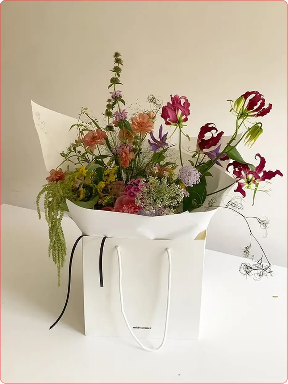 ImageSlide<span style="color:#474A3F;">꽃다발을 더 풍성하고 매력적으로 보이게 하는 법</span>