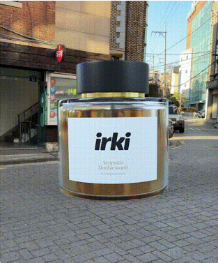 ImageSlide<div style="text-align: center;"><b>모션 트래킹으로 실제 공간 반사까지<br>  반영된 물체 배치</b></span></div>