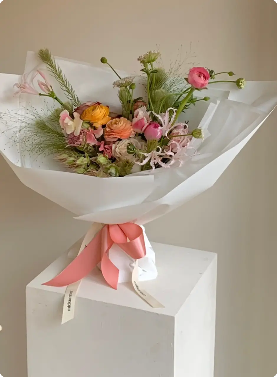 ImageSlide<span style="color:#88A02E;"><b>07</span><br> <span style = "font-size:18px; ">미드썸머 스타일 포장법 </span><br><br> <span style="color:#333332;"></b> | 재료 : 습지 & 종이<br> | 추천 계절 : 사계절 </span>