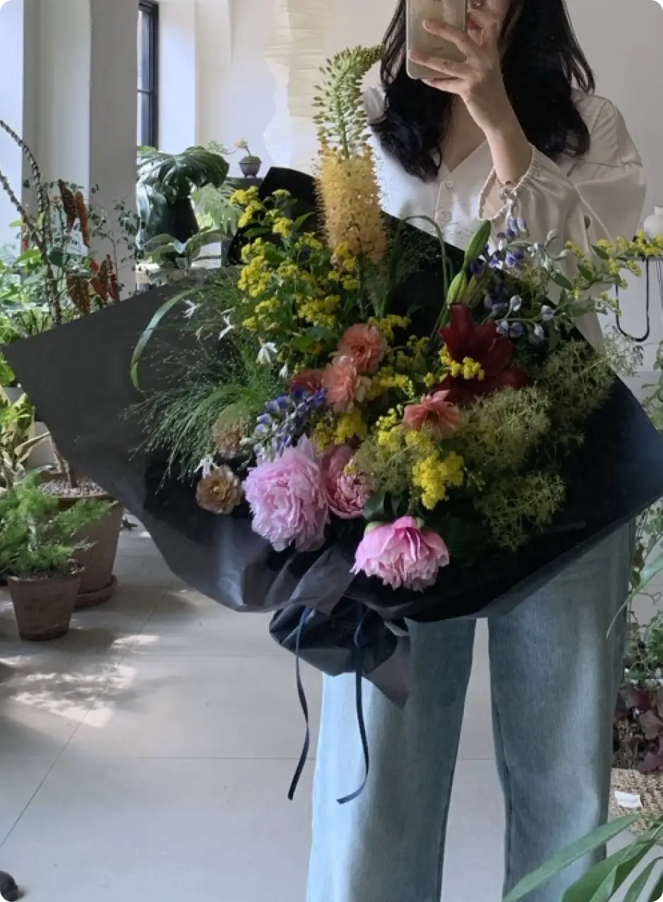 ImageSlide<span style="color:#88A02E;"><b>08</span><br> <span style = "font-size:18px; ">자이언트 꽃다발 포장법 </span><br><br> <span style="color:#333332;"></b> | 재료 : 플로드지<br> | 추천 디자인 : 자이언트 꽃다발 </span>