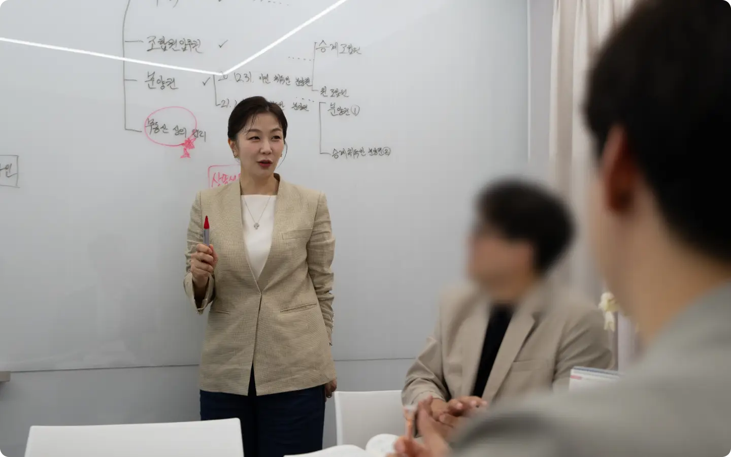 ImageSlide<b> AI가 할 수 있는 일 vs <span style="color:#8B53E1;">  세무사가 해야 하는 일 </span> </b>
