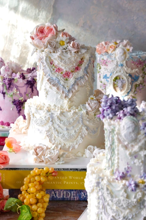 <p>아이싱부터 꽃 파이핑까지, 하나로 완성되는 버터크림 레시피</p>