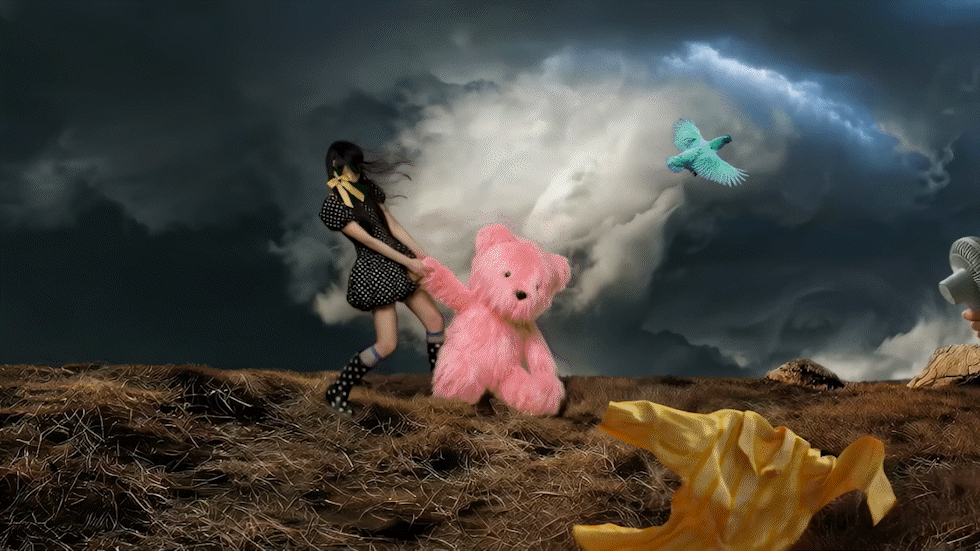 ImageSlide<b><center>▲ 강의에서 다뤄볼 배경 아트워크 활용 연출 씬</center></b>