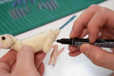 <p>市販の羊毛では再現できない色をつくる混色技法</p>