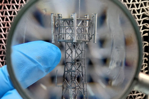 <p>0.3mmの限界設計と「対・重力」サポート</p>