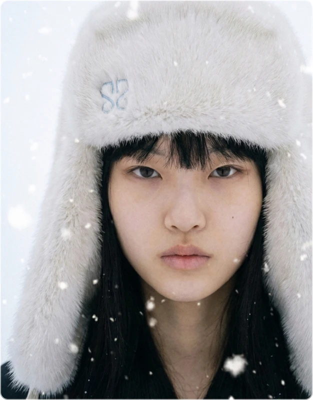 ImageSlide<b style="display:block; line-height:1.6;">   <span style="color:#F6FFA9;">SKILL 2.</span><br>   시각적 일관성을 유지하는 Nano Banana 연출법 </b>
