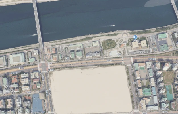 ImageSlide<b><span style="color:#E8B600;">STEP 1.</span></b><br> <b><span style="color:#FFF;">지도 기반 매스 정밀 배치</span></b>