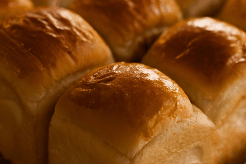 <p>다양하게 변주 가능한 스테디셀러 식빵 레시피 제공</p>