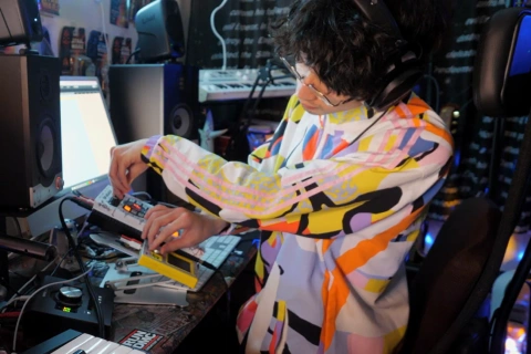 <p>ハード機材を使った直感的発想と制作の面白さ</p>