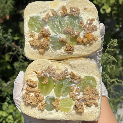 <p>무너지지 않는 크림과 과일, 완벽한 샌드베이글 단면 공식</p>