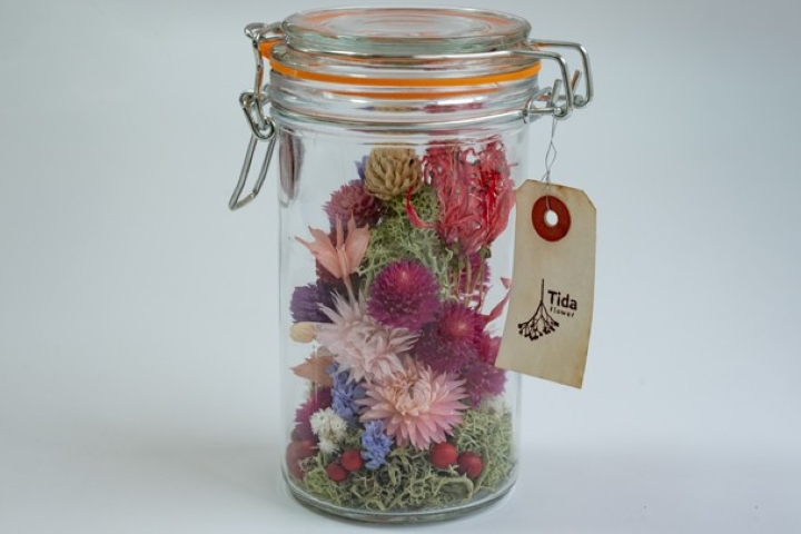 <p>ボタニカルインテリア 小さな世界を表現する「ガラスボトルの空想の森デザイン」</p>