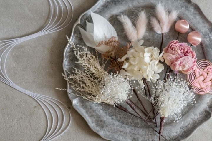 <p>世界観を統一する「髪飾り」の制作と細部の作り込み</p>