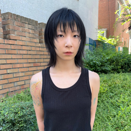 <p>시간이 지나도 형태가 유지되는 커트 층과 실루엣 설계</p>