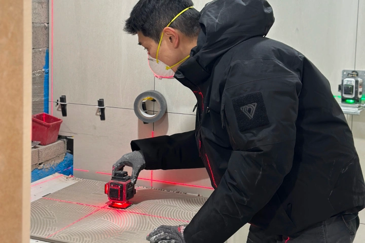 <p>하중을 견디는 대형 타일 고강도 압착과 배면 접착 스킬</p>