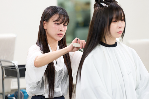 <p>붙임머리의 완성도를 높이는 마무리 커트 &amp; 드라이</p>