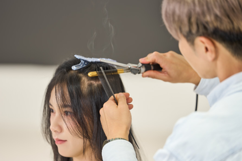<p><strong>전체 펌 없이도 변화를 만드는 직뿌리볼륨펌</strong></p>
